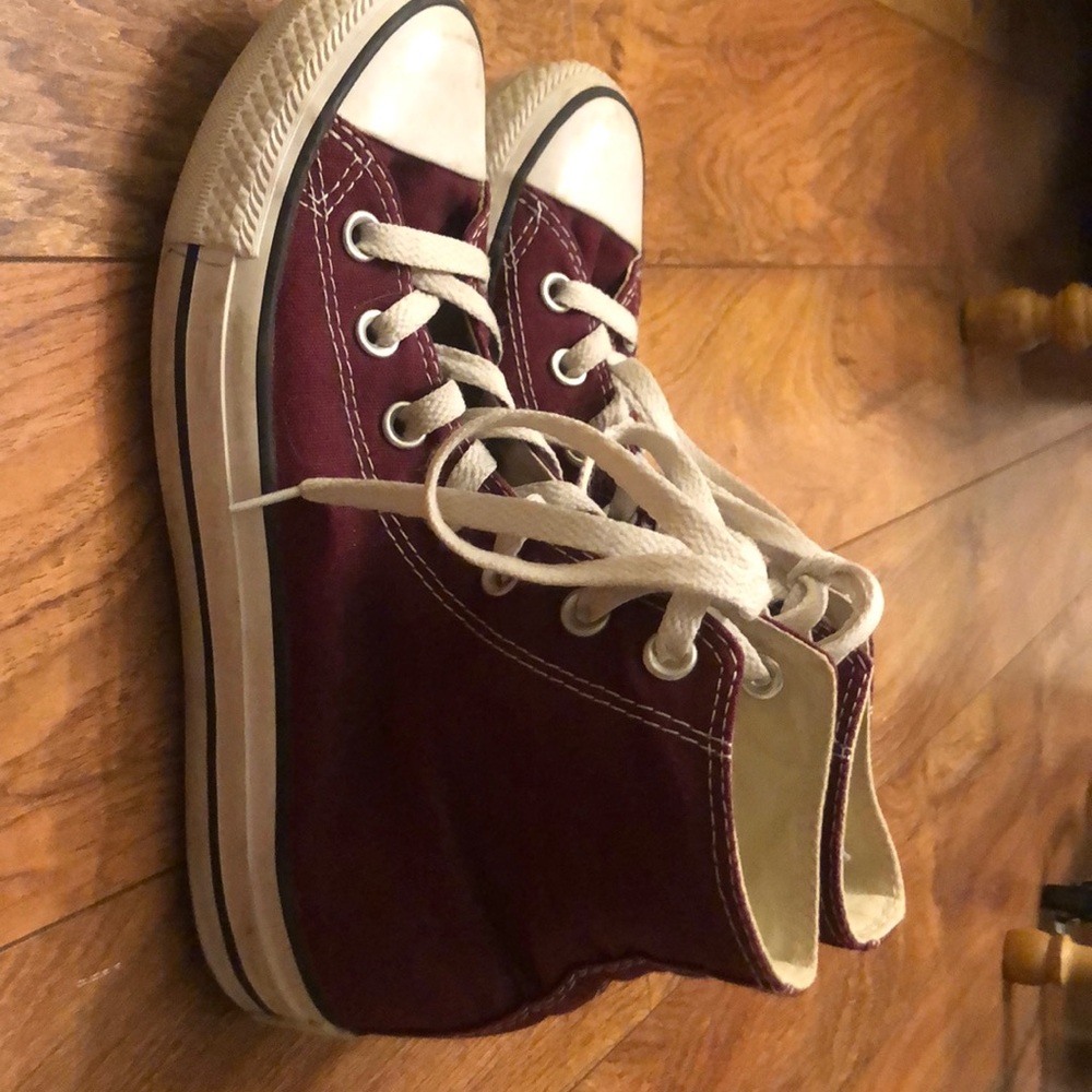 Unisex Burgundy Converse, in really good condition